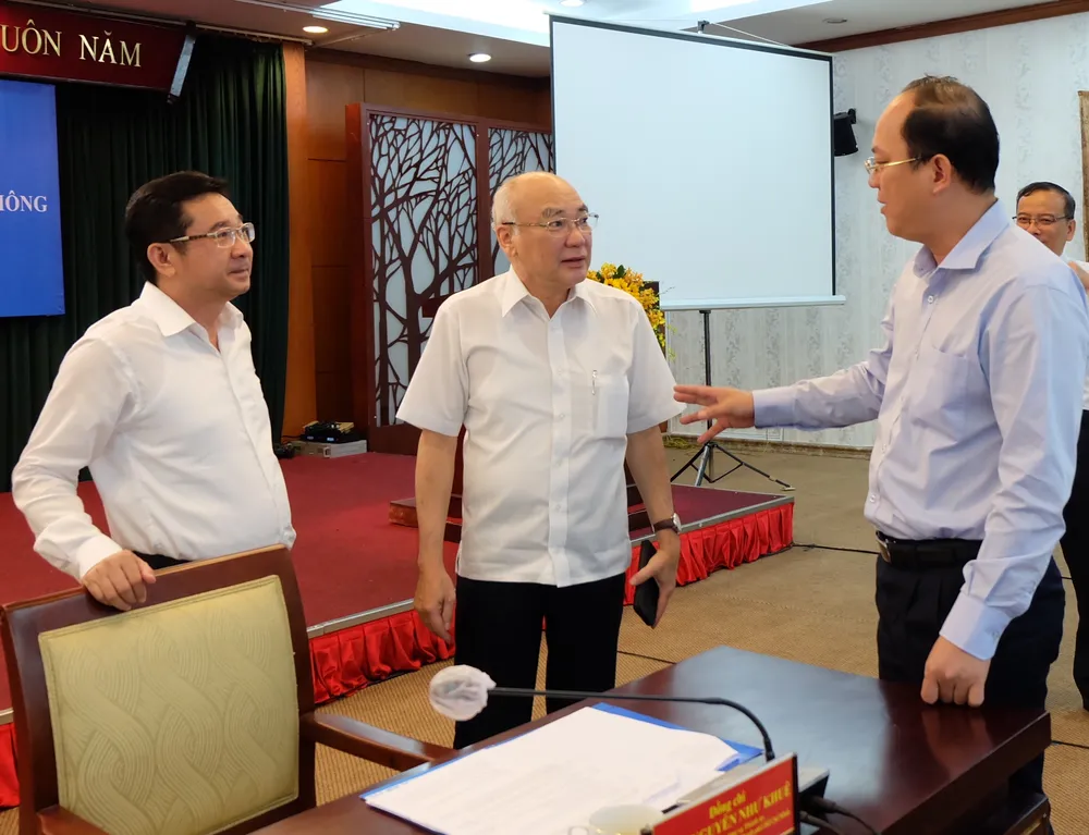 Đồng chí Nguyễn Hồ Hải trao đổi với đồng chí Phan Nguyễn Như Khuê và Dương Ngọc Hải tại tọa đàm