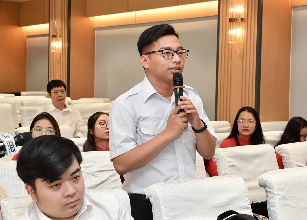 Sinh viên bày tỏ mong mỏi về các chương trình, đề án thu hút nguồn nhân lực chất lượng cao của TPHCM. Ảnh: VIỆT DŨNG