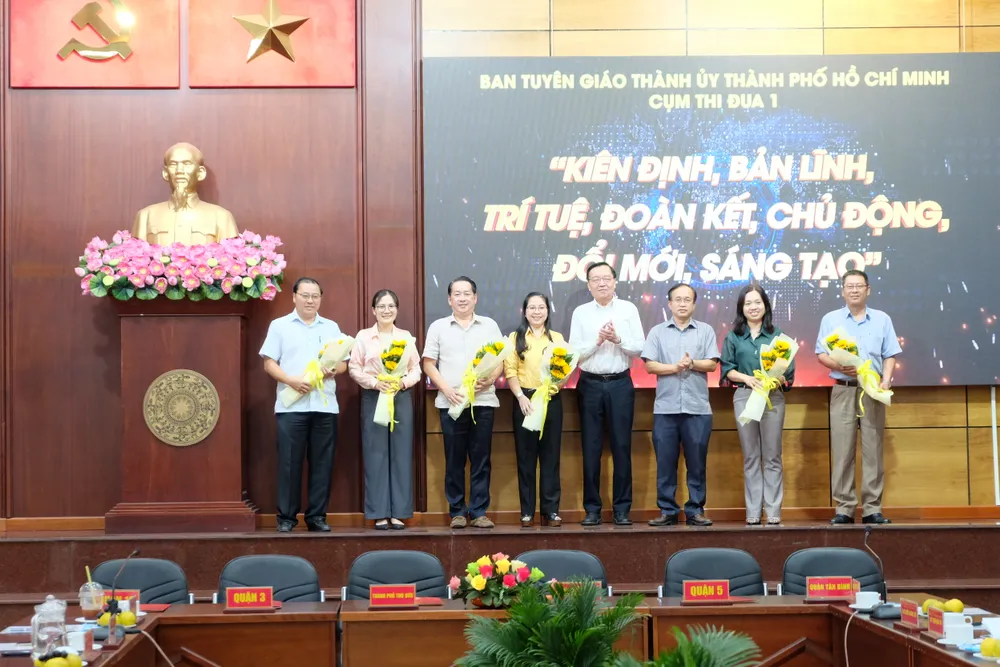 Lãnh đạo TPHCM và TP Thủ Đức tặng hoa đại diện các đơn vị thuộc Cụm thi đua 1 Ban Tuyên giáo Thành ủy TPHCM tại hội nghị ký kết giao ước thi đua Lãnh đạo TPHCM và TP Thủ Đức tặng hoa đại diện các đơn vị thuộc Cụm thi đua 1 Ban Tuyên giáo Thành ủy TPHCM tại hội nghị ký kết giao ước thi đua