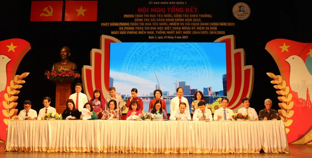 Các địa phương, đơn vị của quận 1 ký kết giao ước thi đua yêu nước và ký cam kết thi đua cải cách hành chính năm 2023