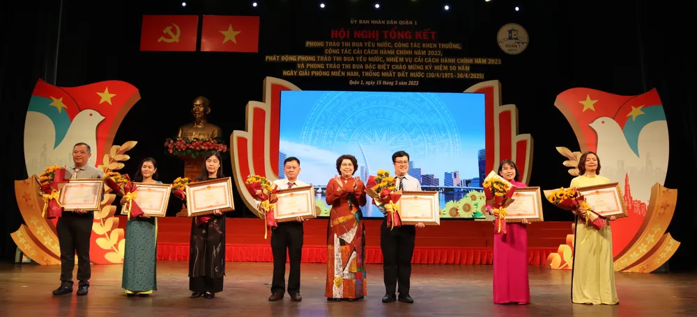 Đồng chí Tô Thị Bích Châu trao Bằng khen của Thủ tướng Chính phủ cho 7 cá nhân