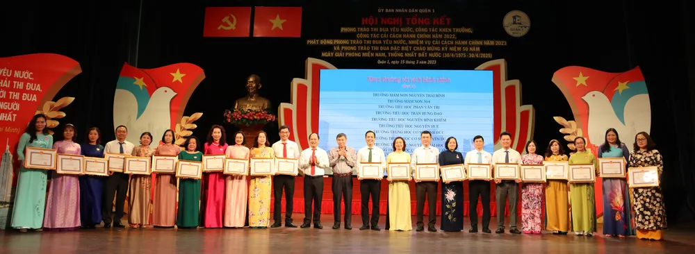 Các tập thể được khen thưởng vì đã có thành tích trong công tác cải cách hành chính