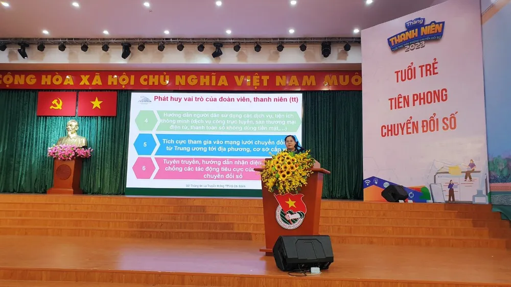 Tuổi trẻ khối tuyên truyền, hướng dẫn sử dụng dịch vụ công trực tuyến và nâng cap nhận thức kỹ năng về chuyển đổi số cho cán bộ, công chức trẻ của huyện Bình Chánh