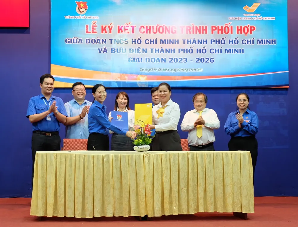 Tại điểm cầu TPHCM, Bí thư Thành đoàn TPHCM Phan Thị Thanh Phương và Giám đốc Bưu điện TPHCM Nguyễn Thị Thu Vân ký kết chương trình phối hợp. Tại điểm cầu TPHCM, Bí thư Thành đoàn TPHCM Phan Thị Thanh Phương và Giám đốc Bưu điện TPHCM Nguyễn Thị Thu Vân ký kết chương trình phối hợp.