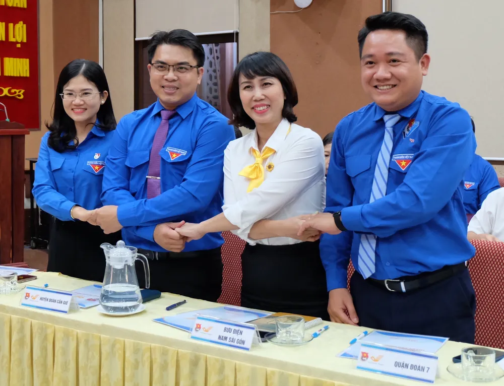 Tại điểm cầu TPHCM, đại diện các Quận, Huyện đoàn và Bưu điện các quận, huyện thực hiện nghi thức ký kết chương trình phối hợp. Tại điểm cầu TPHCM, đại diện các Quận, Huyện đoàn và Bưu điện các quận, huyện thực hiện nghi thức ký kết chương trình phối hợp.