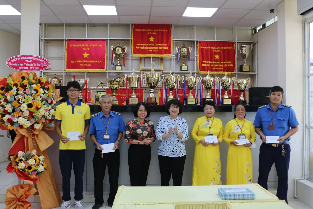 Lãnh đạo Quận ủy, UBND quận 1 tặng 10 phần quà cho viên chức, vận động viên tiêu biểu có thành tích, đóng góp cho ngành thể dục thể thao quận. Lãnh đạo Quận ủy, UBND quận 1 tặng 10 phần quà cho viên chức, vận động viên tiêu biểu có thành tích, đóng góp cho ngành thể dục thể thao quận.