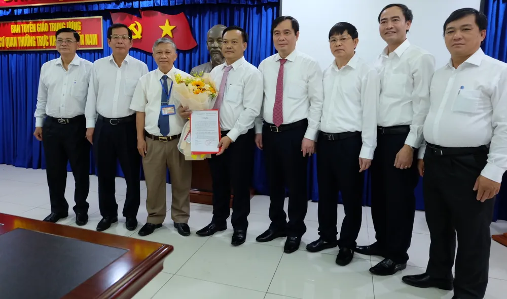 Lãnh đạo Ban Tuyên giáo Trung ương và Cơ quan thường trực khu vực miền Nam chúc mừng đồng chí Nguyễn Công Dẫn nhận nhiệm vụ mới Lãnh đạo Ban Tuyên giáo Trung ương và Cơ quan thường trực khu vực miền Nam chúc mừng đồng chí Nguyễn Công Dẫn nhận nhiệm vụ mới