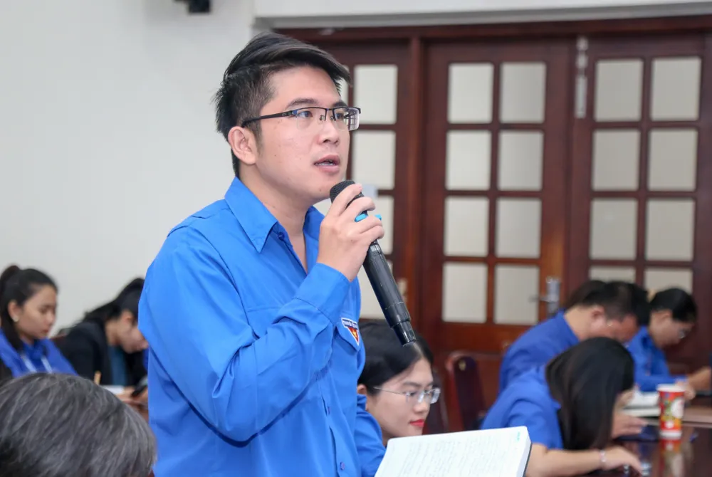 Anh Nguyễn Lê Trung Hiếu, Bí thư Quận đoàn Bình Tân nêu ý kiến tại hội nghị Anh Nguyễn Lê Trung Hiếu, Bí thư Quận đoàn Bình Tân nêu ý kiến tại hội nghị