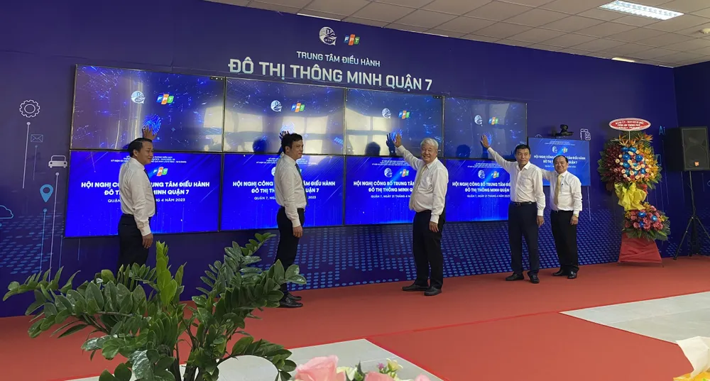 Lãnh đạo quận 7 và Tập đoàn FPT thực hiện nghi thức ra mắt Trung tâm Điều hành đô thị thông minh quận 7