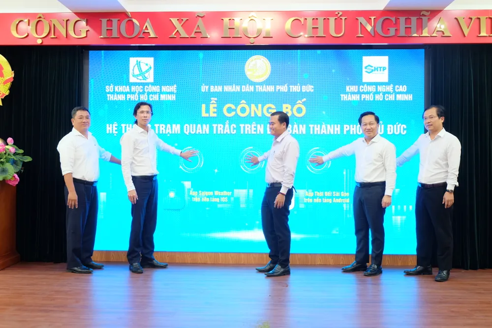 Các đơn vị thực hiện nghi thức công bố Hệ thống trạm quan trắc ngập lụt đô thị trực tuyến Các đơn vị thực hiện nghi thức công bố Hệ thống trạm quan trắc ngập lụt đô thị trực tuyến