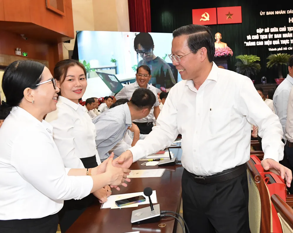 Chủ tịch UBND TPHCM Phan Văn Mãi trao đổi với chủ tịch UBND các phường, xã, thị trấn tại hội nghị. Ảnh: VIỆT DŨNG