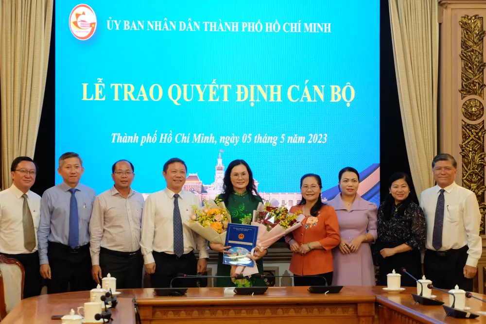 Lãnh đạo TPHCM và lãnh đạo Sở GD-ĐT TPHCM chúc mừng tân Phó Giám đốc Sở GD-ĐT TPHCM Lê Thụy Mỵ Châu Lãnh đạo TPHCM và lãnh đạo Sở GD-ĐT TPHCM chúc mừng tân Phó Giám đốc Sở GD-ĐT TPHCM Lê Thụy Mỵ Châu
