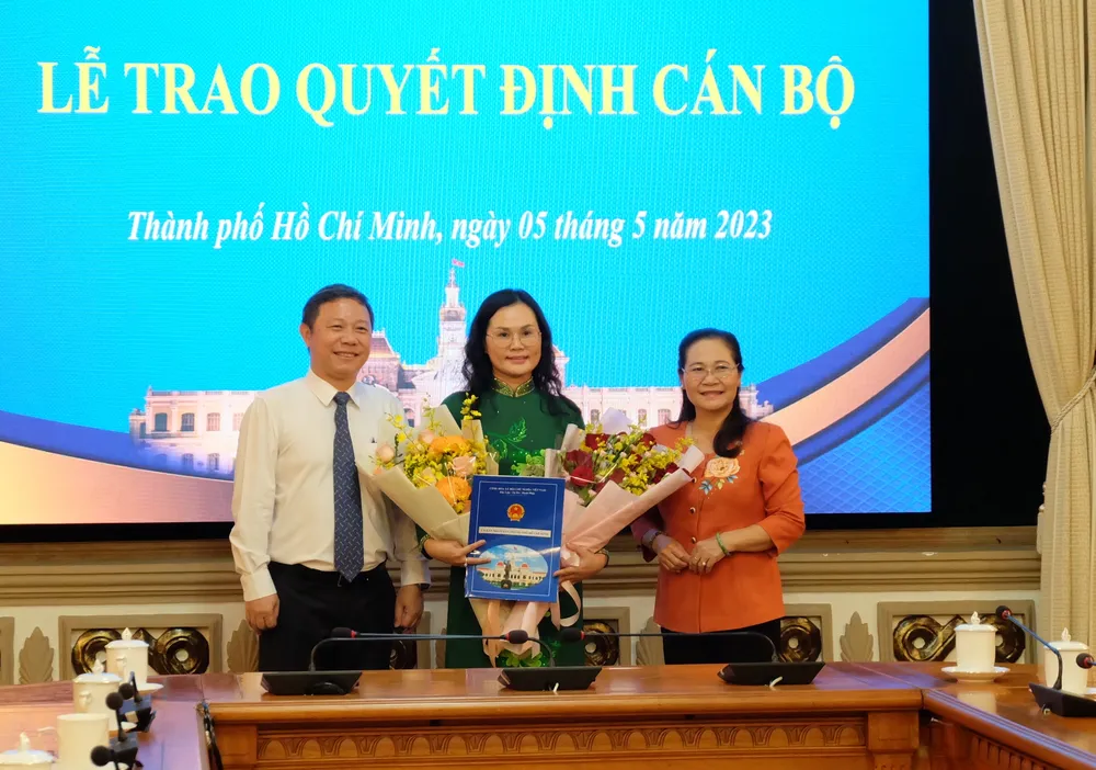 Chủ tịch HĐND TPHCM Nguyễn Thị Lệ và Phó Chủ tịch UBND TPHCM Dương Anh Đức chúc mừng bà Lê Thụy Mỵ Châu nhận nhiệm vụ mới Chủ tịch HĐND TPHCM Nguyễn Thị Lệ và Phó Chủ tịch UBND TPHCM Dương Anh Đức chúc mừng bà Lê Thụy Mỵ Châu nhận nhiệm vụ mới