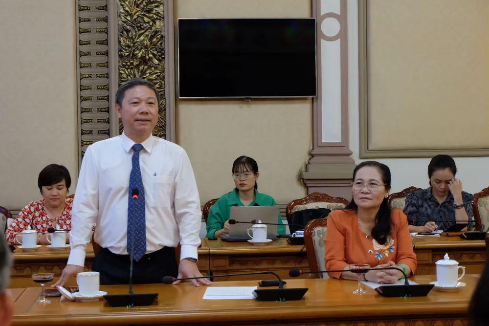 Phó Chủ tịch UBND TPHCM Dương Anh Đức phát biểu giao nhiệm vụ cho bà Lê Thụy Mỵ Châu Phó Chủ tịch UBND TPHCM Dương Anh Đức phát biểu giao nhiệm vụ cho bà Lê Thụy Mỵ Châu