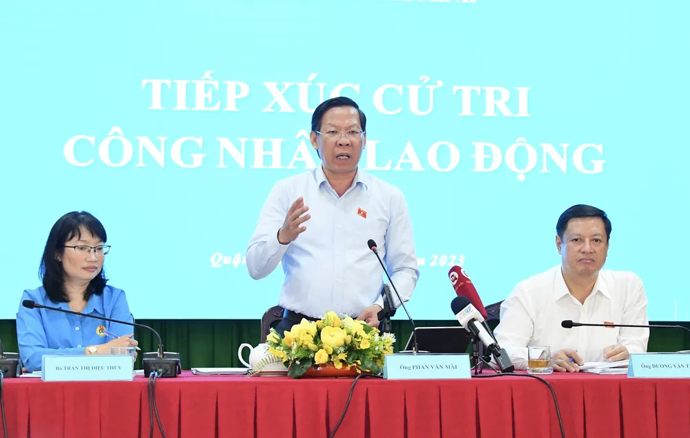 Các ĐBQH TPHCM tiếp xúc cử tri công nhân lao động tại quận 7. Ảnh: VIỆT DŨNG