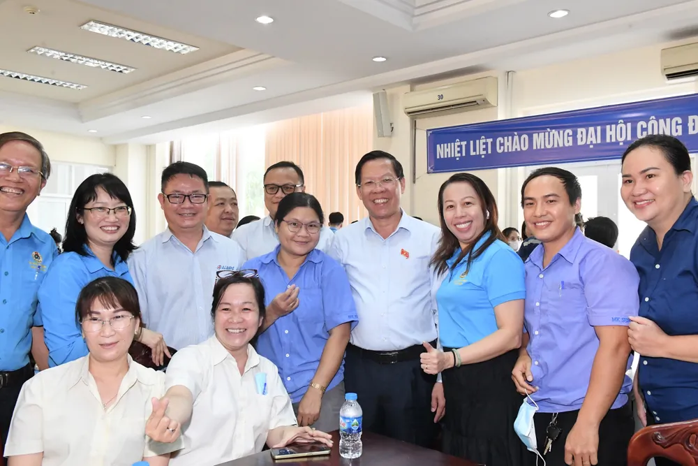 ĐB Phan Văn Mãi trò chuyện cùng cử tri công nhân. Ảnh: VIỆT DŨNG