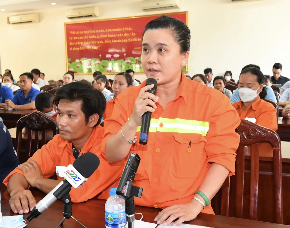 Cử tri Trần Thị Hồng Phượng, làm việc tại Công ty TNHH MTV Dịch vụ công ích quận 7, nêu ý kiến tại buổi tiếp xúc. Ảnh: VIỆT DŨNG