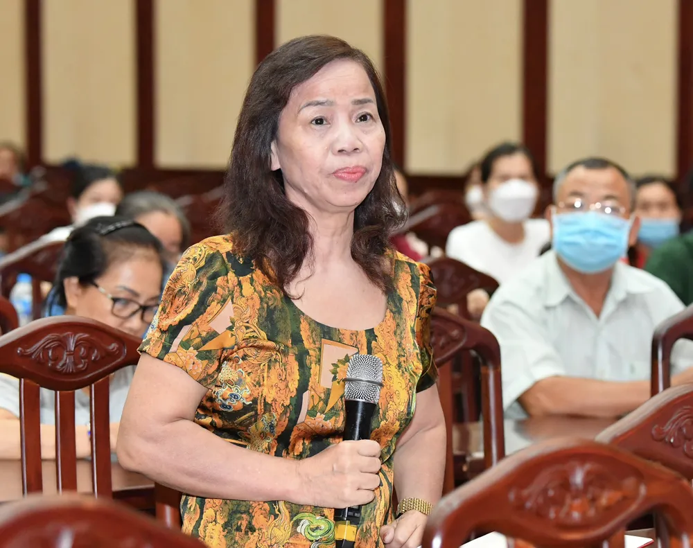 Cử tri Hồ Thị Dung kiến nghị tại buổi tiếp xúc cử tri. Ảnh: VIỆT DŨNG
