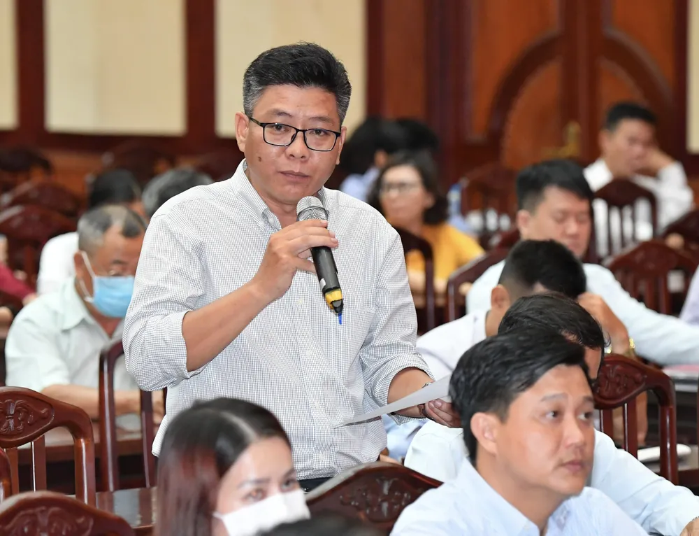 Cử tri quận 7 nêu ý kiến. Ảnh: VIỆT DŨNG