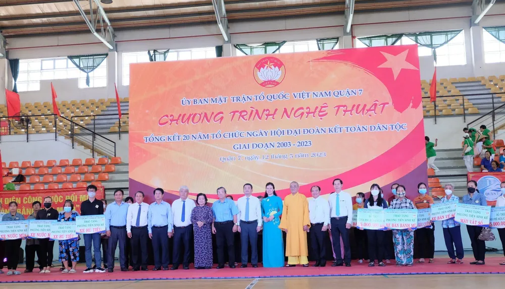 Nguyên Phó Chủ tịch nước Trương Mỹ Hoa cùng lãnh đạo quận 7 trao biểu trưng kinh phí hỗ trợ sửa chữa nhà và phương tiện sinh kế cho các hộ dân