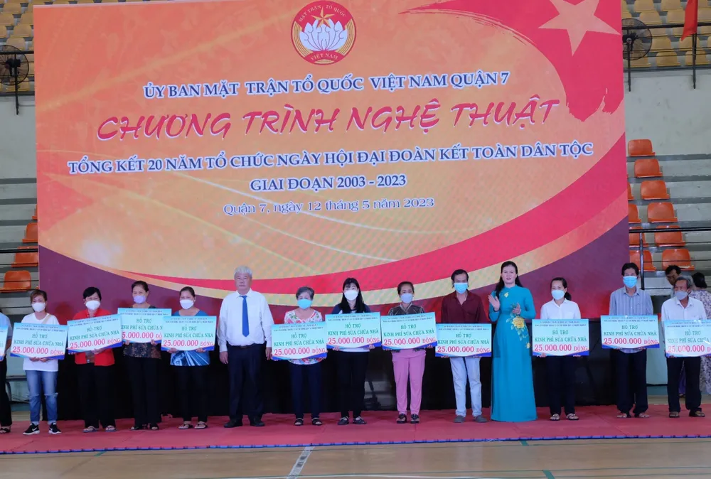 Lãnh đạo quận 7 trao kinh phí sữa chữa nhà cho các hộ dân