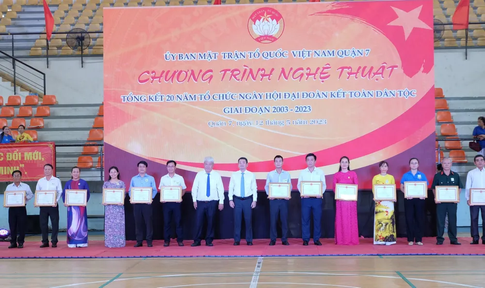 Lãnh đạo quận 7 khen thưởng các tập thể có thành tích xuất sắc trong thực hiện ngày hội đại đoàn kết trên địa bàn quận 7