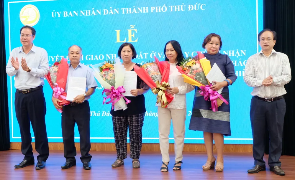 Phó Chủ tịch Thường trực Ủy ban MTTQ Việt Nam TPHCM Nguyễn Thành Trung và Phó Chủ tịch HĐND TP Thủ Đức Nguyễn Phước Hưng trao quyết định bố trí tái định cư, Giấy chứng nhận quyền sử dụng đất, quyền sở hữu nhà ở và tài sản khác gắn liền với đất cho các hộ dân Phó Chủ tịch Thường trực Ủy ban MTTQ Việt Nam TPHCM Nguyễn Thành Trung và Phó Chủ tịch HĐND TP Thủ Đức Nguyễn Phước Hưng trao quyết định bố trí tái định cư, Giấy chứng nhận quyền sử dụng đất, quyền sở hữu nhà ở và tài sản khác gắn liền với đất cho các hộ dân