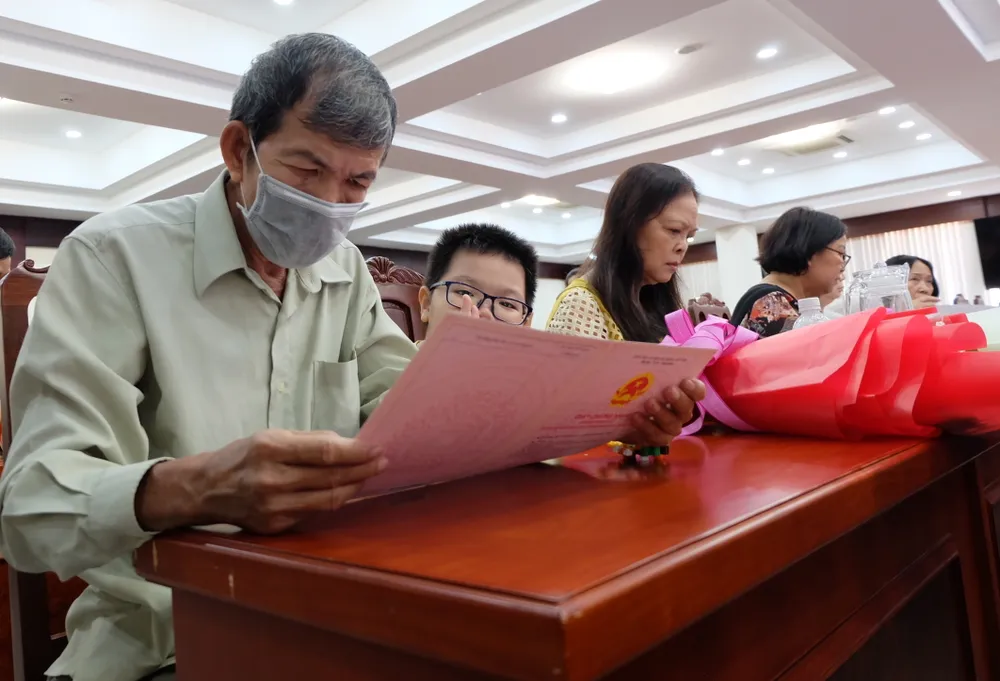 Ông Đỗ Hữu Trí xem kỹ lưỡng thông tin trên Giấy chứng nhận quyền sử dụng đất, quyền sở hữu nhà ở và tài sản khác gắn liền với đất vừa được địa phương trao Ông Đỗ Hữu Trí xem kỹ lưỡng thông tin trên Giấy chứng nhận quyền sử dụng đất, quyền sở hữu nhà ở và tài sản khác gắn liền với đất vừa được địa phương trao