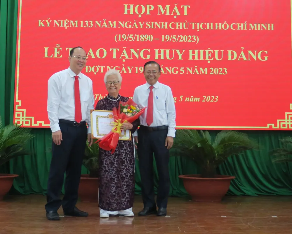 Phó Bí thư Thành ủy TPHCM Nguyễn Hồ Hải và Bí thư Thành ủy Thủ Đức Nguyễn Hữu Hiệp trao Huy hiệu 70 năm tuổi Đảng đến đồng chí Nguyễn Thị An (Đảng bộ phường An Phú)