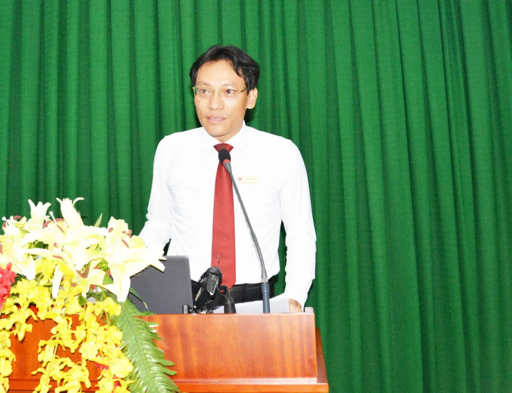 TS Bùi Ngọc Hiền, Học viện Cán bộ TPHCM trình bày tham luận tại hội thảo TS Bùi Ngọc Hiền, Học viện Cán bộ TPHCM trình bày tham luận tại hội thảo