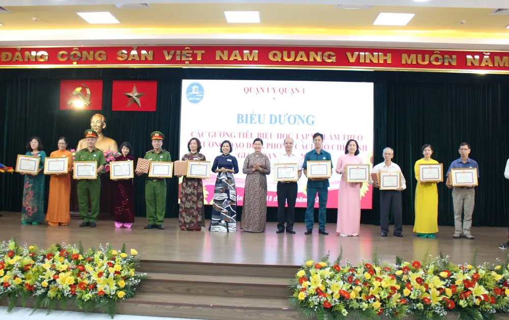 Phó Bí thư Thường trực Quận ủy quận 1 Hoàng Thị Tố Nga biểu dương gương tiêu biểu trong học tập và làm theo tư tưởng, đạo đức, phong cách, Hồ Chí Minh giai đoạn 2022 - 2023