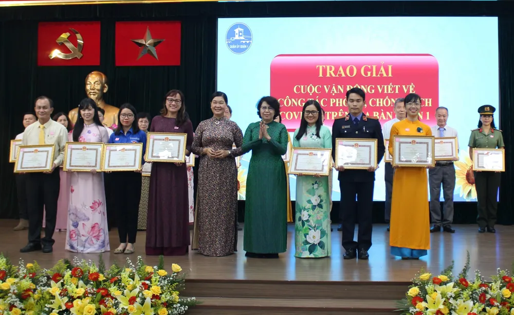 Lãnh đạo Quận ủy quận 1 khen thưởng các cá nhân có thành tích trong cuộc vận động viết về công tác phòng, chống dịch Covid-19 trên địa bàn Quận 1