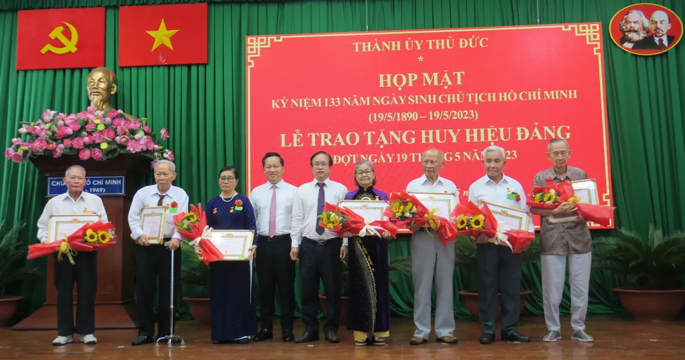 Lãnh đạo TP Thủ Đức trao Huy hiệu Đảng đến các đảng viên cao tuổi Đảng
