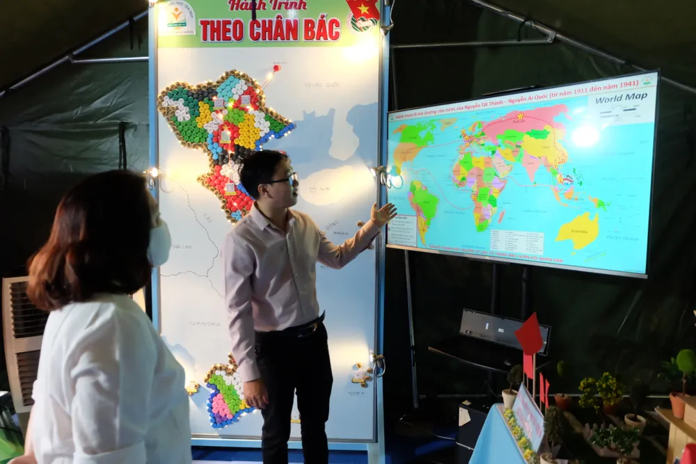 Cán bộ, đảng viên quận 7 tìm hiểu các thông tin trong gian triển lãm Không gian văn hoá Hồ Chí Minh