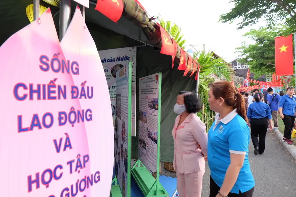 Cán bộ, đảng viên và nhân dân quận 7 tham quan các gian triển lãm Không gian văn hoá Hồ Chí Minh