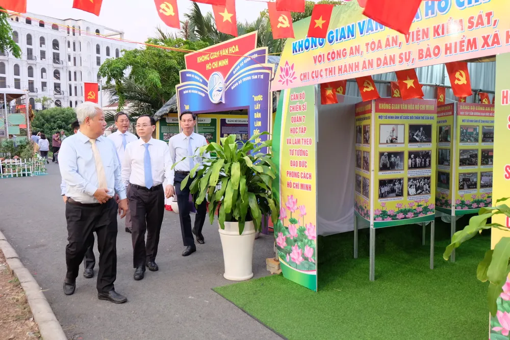 Phó Bí thư Thành ủy TPHCM Nguyễn Văn Hiếu tham quan các gian triển lãm Không gian văn hoá Hồ Chí Minh