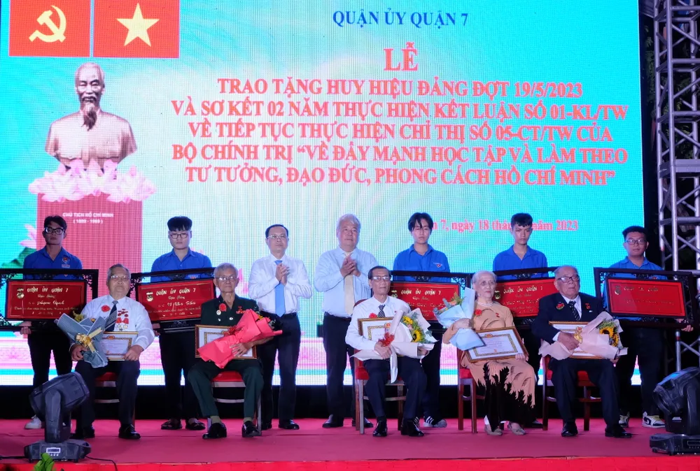 Lãnh đạo TPHCM và lãnh đạo quận 7 trao tặng Huy hiệu Đảng cho các đồng chí cao tuổi Đảng