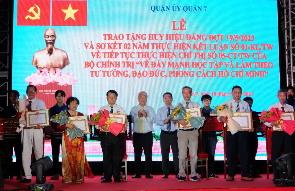 Lãnh đạo quận 7 trao tặng Huy hiệu Đảng cho các đồng chí cao tuổi Đảng