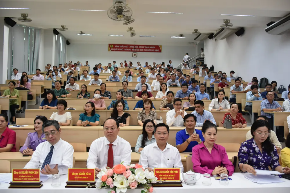 Lãnh đạo TPHCM và các thí sinh tham dự lễ khai mạc kỳ thi nâng ngạch công chức