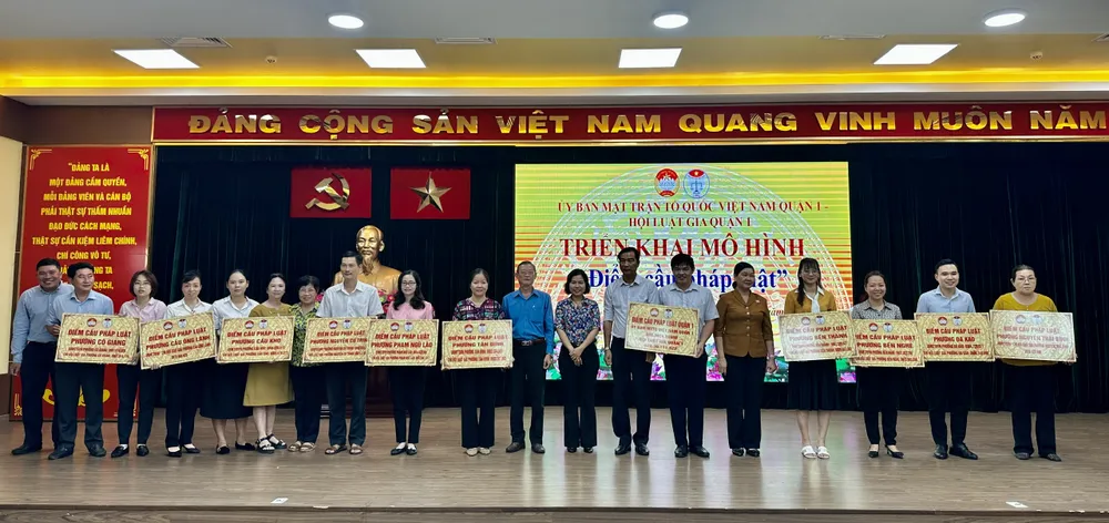 Ban Thường trực Ủy ban MTTQ Việt Nam quận 1 phối hợp Hội Luật gia quận 1 ra mắt các “điểm cầu pháp luật” tại 10 phường Ban Thường trực Ủy ban MTTQ Việt Nam quận 1 phối hợp Hội Luật gia quận 1 ra mắt các “điểm cầu pháp luật” tại 10 phường