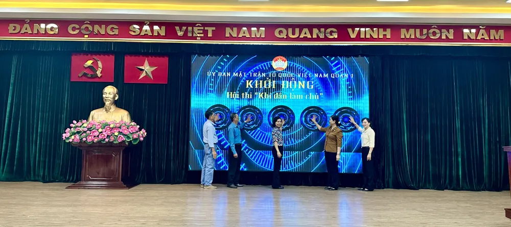 Lãnh đạo quận 1 bấm nút khởi động hội thi “Khi dân làm chủ” Lãnh đạo quận 1 bấm nút khởi động hội thi “Khi dân làm chủ”