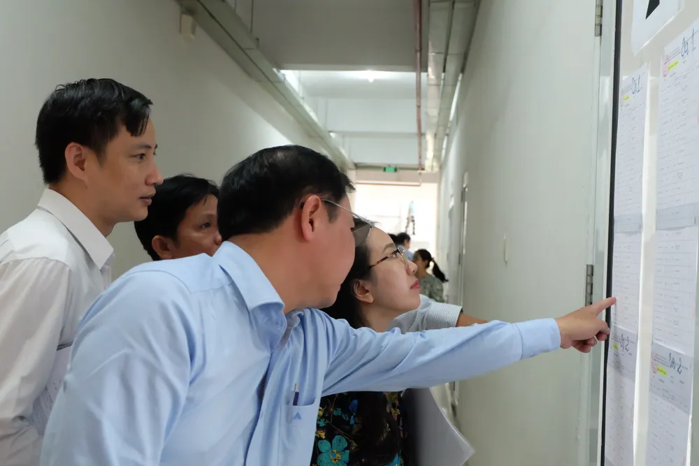 Các thí sinh tìm hiểu quy chế phòng thi