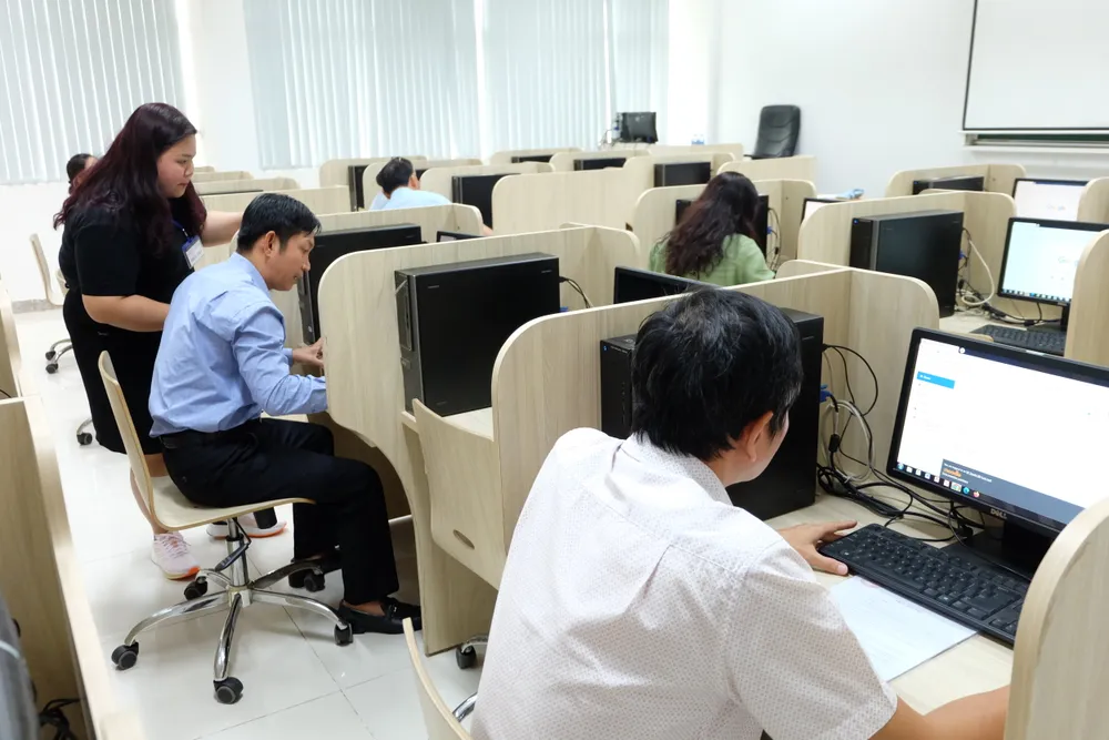 Các thí sinh chuẩn bị phần thi kiến thức chung bằng hình thức trắc nghiệm