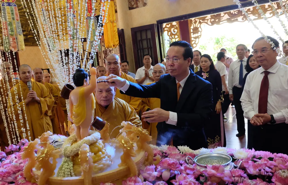 Chủ tịch nước Võ Văn Thưởng thực hiện nghi thức tắm Phật tại chùa Minh Đạo. Ảnh: THU HƯỜNG Chủ tịch nước Võ Văn Thưởng thực hiện nghi thức tắm Phật tại chùa Minh Đạo. Ảnh: THU HƯỜNG