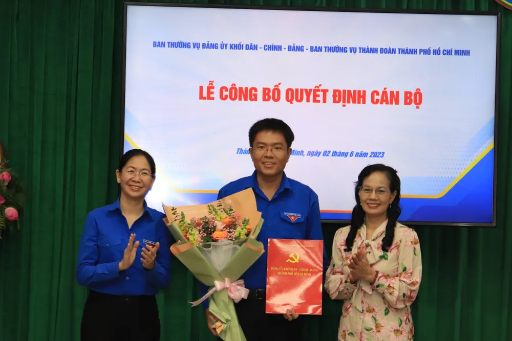 Đồng chí Nguyễn Đăng Khoa nhận quyết định giữ chức vụ Trưởng ban Tuyên giáo - Đối ngoại Thành đoàn TPHCM Đồng chí Nguyễn Đăng Khoa nhận quyết định giữ chức vụ Trưởng ban Tuyên giáo - Đối ngoại Thành đoàn TPHCM