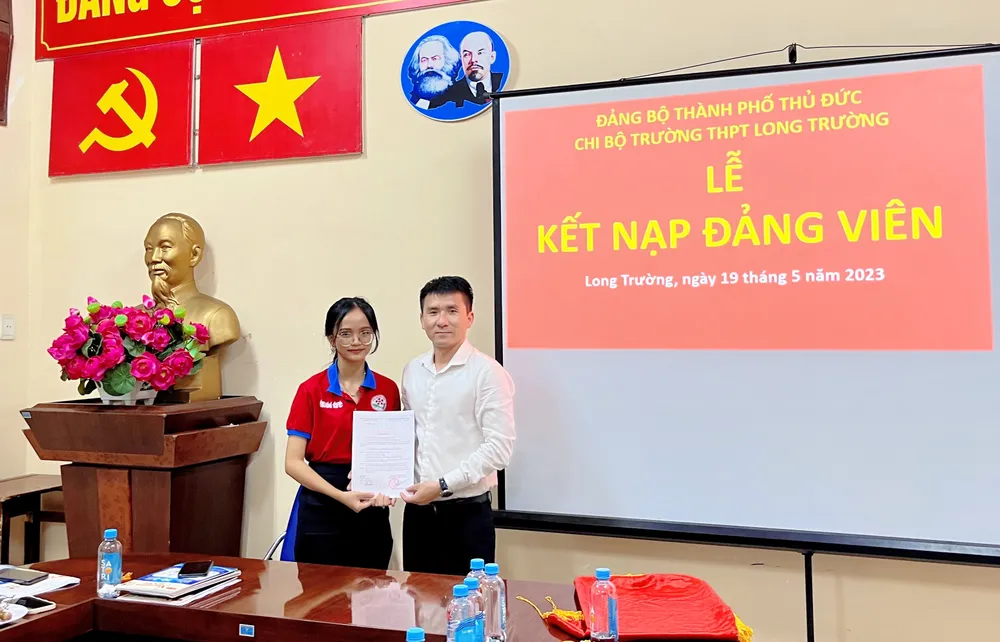 Bí thư Chi bộ Trường THPT Long Trường Võ Tấn Nghĩa trao quyết định kết nạp đảng viên cho đồng chí Cao Ngọc Kim Ngân Bí thư Chi bộ Trường THPT Long Trường Võ Tấn Nghĩa trao quyết định kết nạp đảng viên cho đồng chí Cao Ngọc Kim Ngân