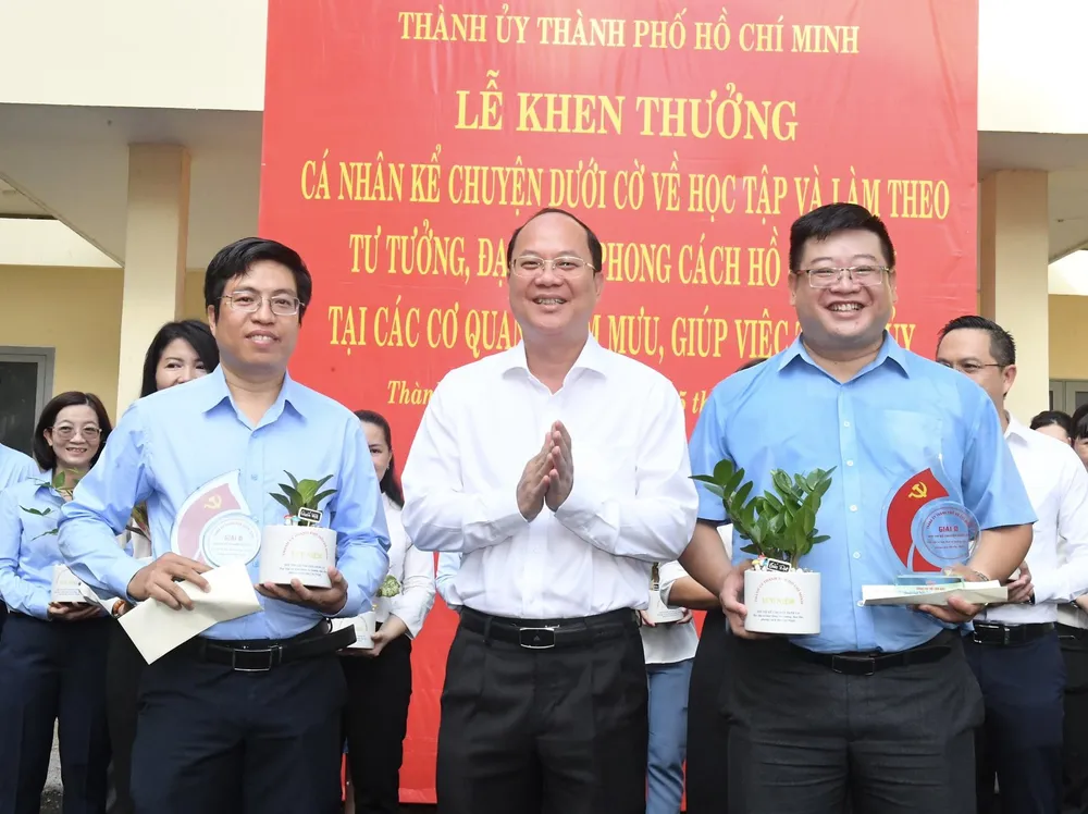 Phó Bí thư Thành ủy TPHCM Nguyễn Hồ Hải trao giải B cho các cá nhân. Ảnh: VIỆT DŨNG Phó Bí thư Thành ủy TPHCM Nguyễn Hồ Hải trao giải B cho các cá nhân. Ảnh: VIỆT DŨNG