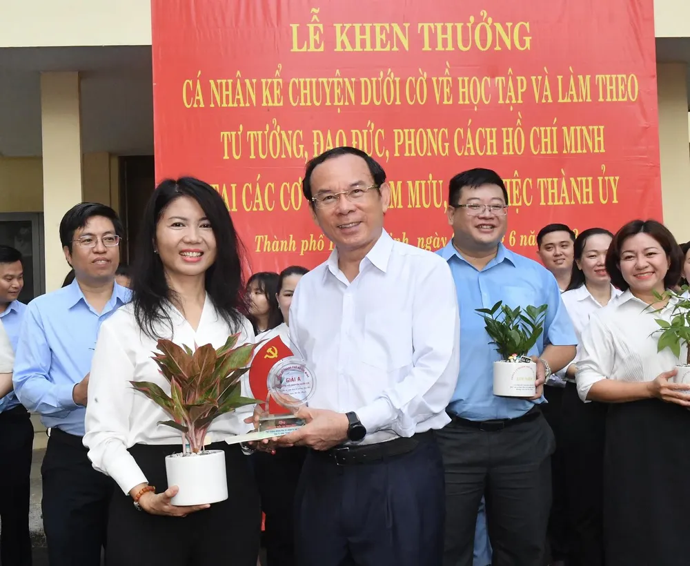 Bí thư Thành ủy TPHCM Nguyễn Văn Nên trao giải A cho đồng chí Thủy Thị Ngọc Thúy. Ảnh: VIỆT DŨNG Bí thư Thành ủy TPHCM Nguyễn Văn Nên trao giải A cho đồng chí Thủy Thị Ngọc Thúy. Ảnh: VIỆT DŨNG