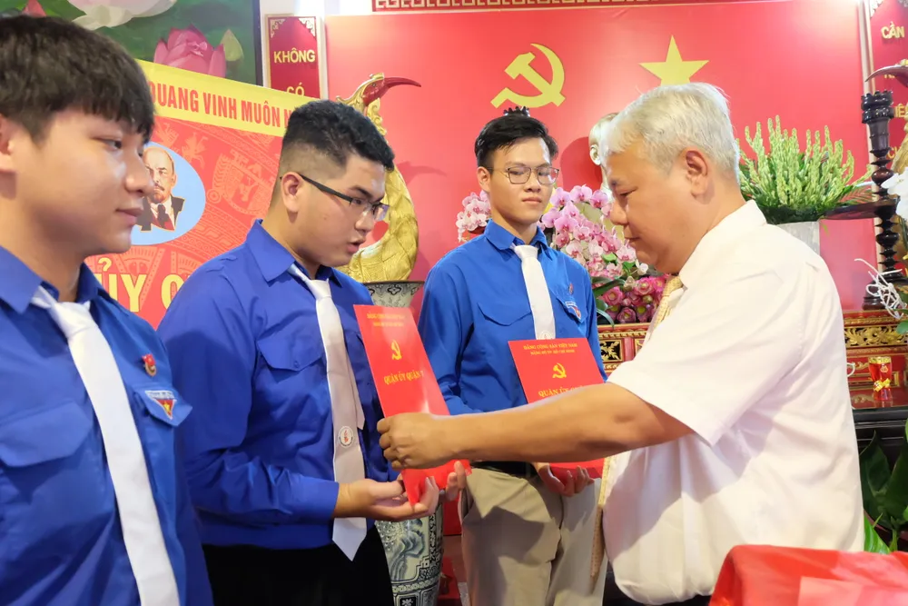 Bí thư Quận ủy quận 7 Võ Khắc Thái trao quyết định kết nạp đảng viên cho các học sinh