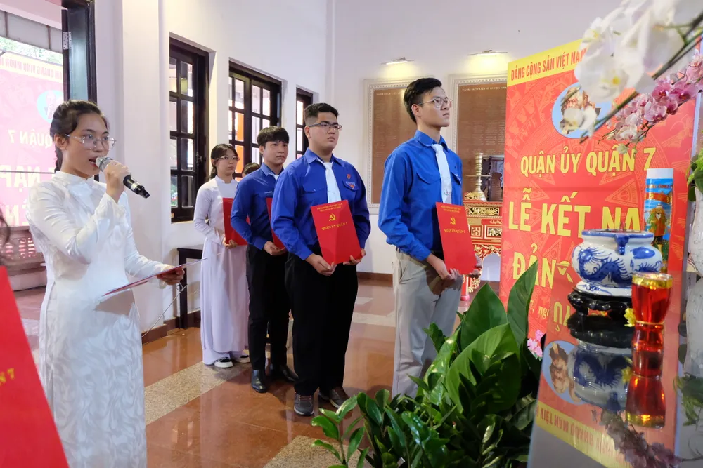 Các đảng viên học sinh tuyên thệ vào Đảng